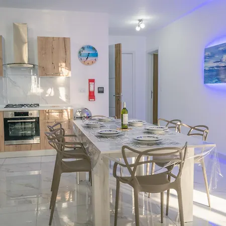 Comfort - Steps From Amenities *