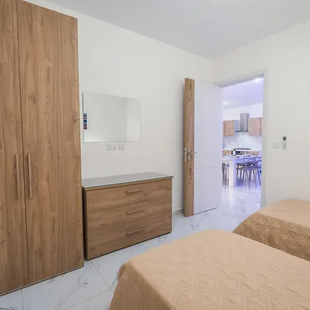 Comfort - Steps From Amenities