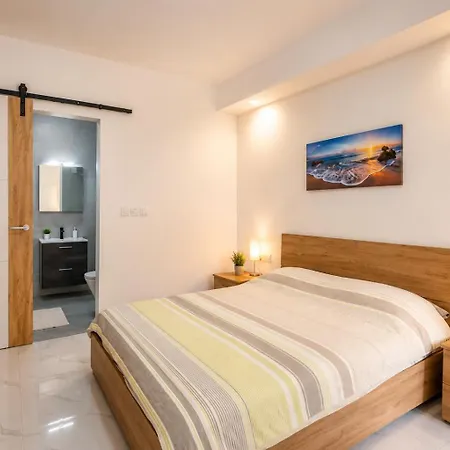 Comfort - Steps From Amenities