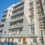 Comfort - Steps From Amenities