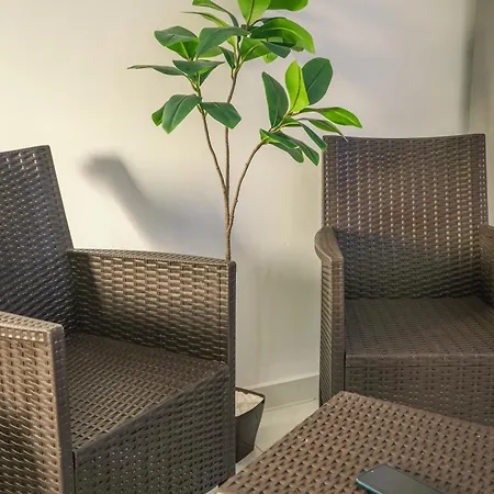 Apartment Comfort - Steps From Amenities *